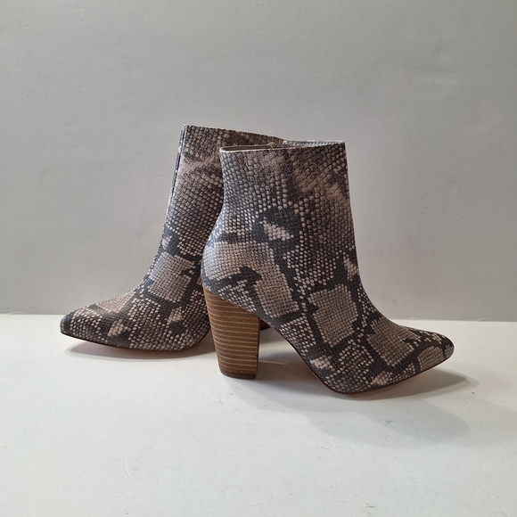 Carlos Santana Tibbie NEW Animal Print Stacked Heel Mobwife Ankle Boots Size 7 - Picture 12 of 13